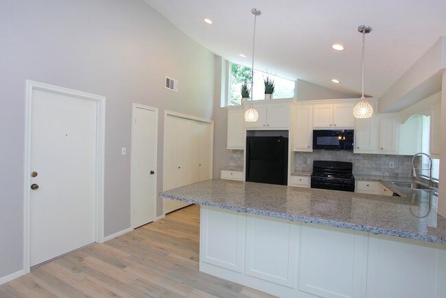Building Photo - 6 Edgewood Forest Ct