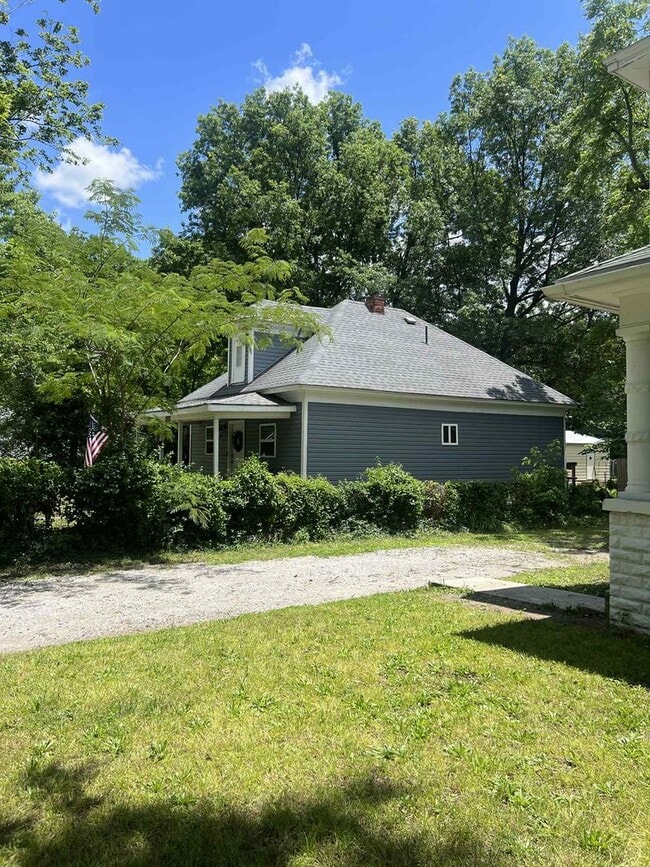 Building Photo - BEAUTIFUL HISTORIC, VINTAGE 4 BEDROOM / 2 ...
