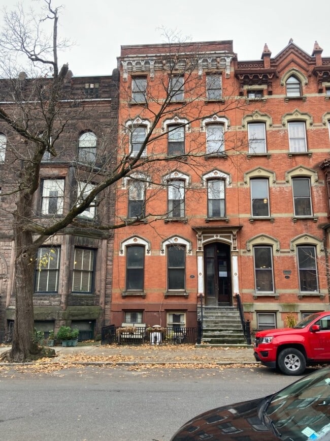 Building Photo - 306 State St