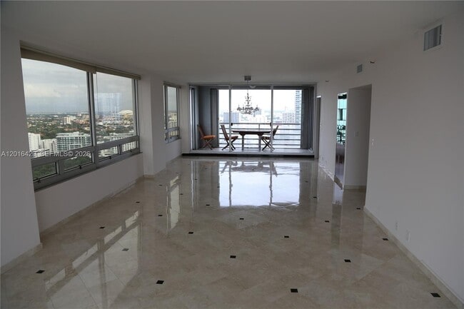 Building Photo - 1541 Brickell Ave