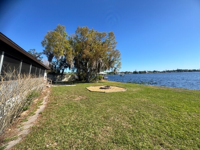 Building Photo - 734 Memorial Dr