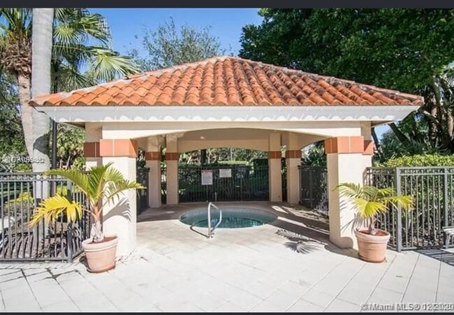 Foto del edificio - 3340 Pinewalk Dr N