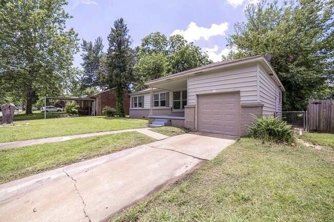 Building Photo - 1618 S Ash Pl