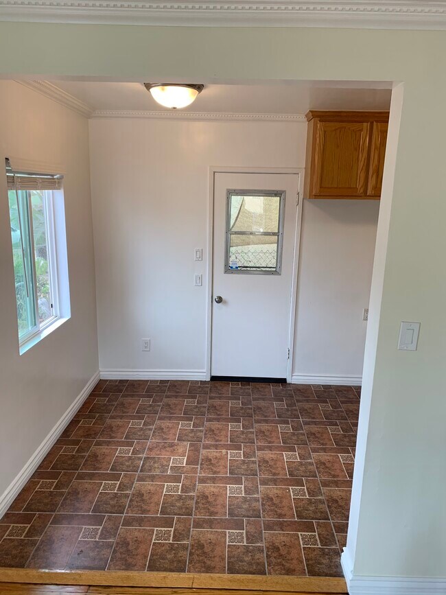 Kitchen/dining - 1203 W Burbank Blvd