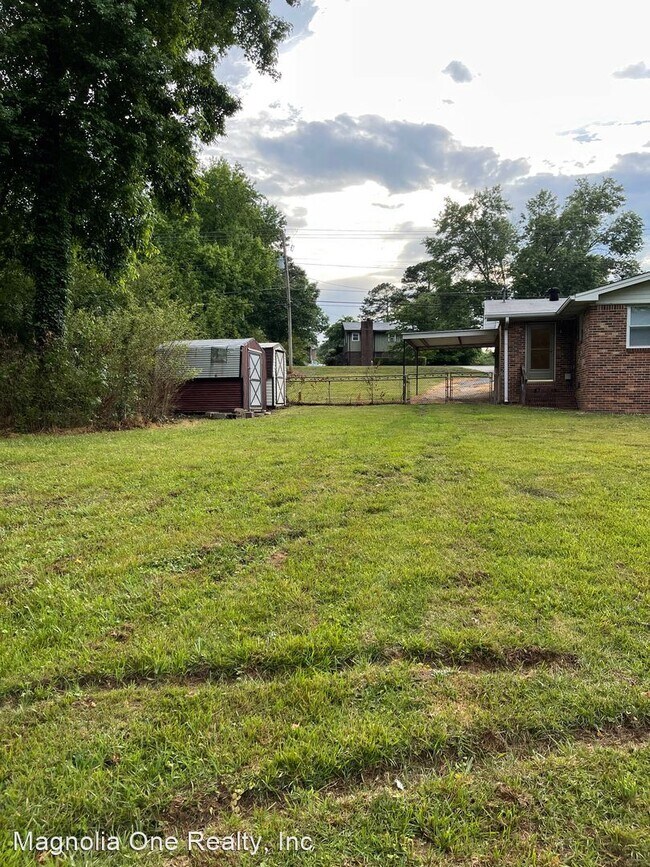 Building Photo - 3 br, 1 bath House - 3681 W. County Line Rd.