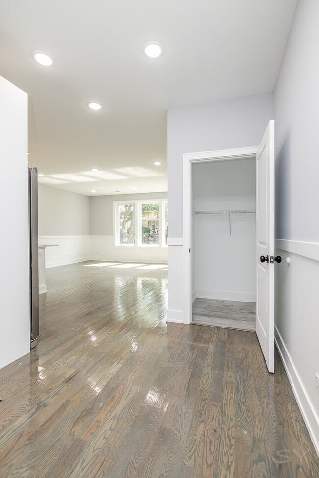 Building Photo - 3 bedroom in Chicago IL 60637