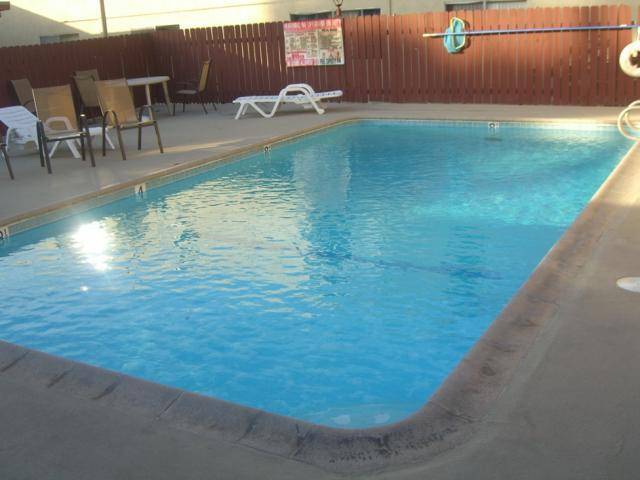 Área de piscina de natación w/Salón - Narbonne Gardens Apartments