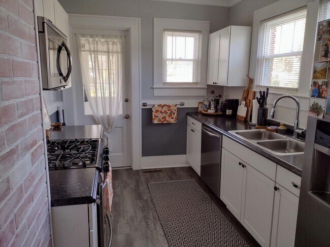 Foto del edificio - 1724 Haywood Road-Close to town & great sc...