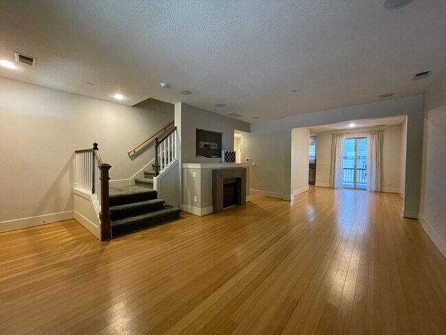 Foto del edificio - Cedar Mill - 3Bd 2.5Ba + Bonus Room TH ~ A/C, EV Charging & More ~ Convenient to Nike, Intel and ...