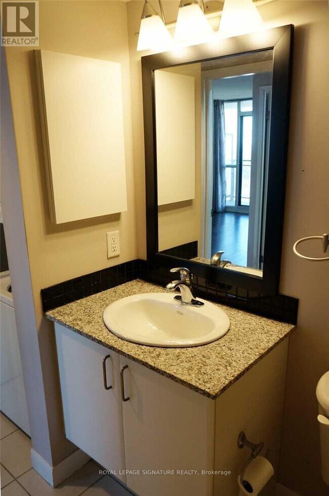 Photo du bâtiment - 33 Sheppard Ave E