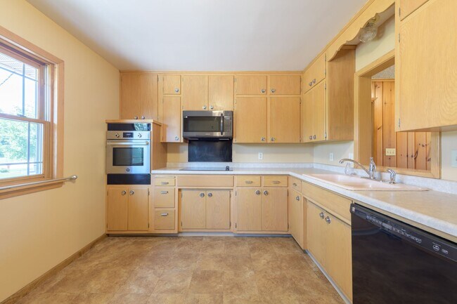 Foto del edificio - Must see home in mendota heights, huge lot...