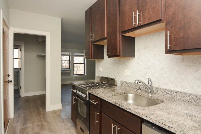 Building Photo - 714 W Brompton Ave