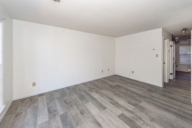 Foto del edificio - 2 Bedroom, 1.5 Bathroom Townhome - Summerville