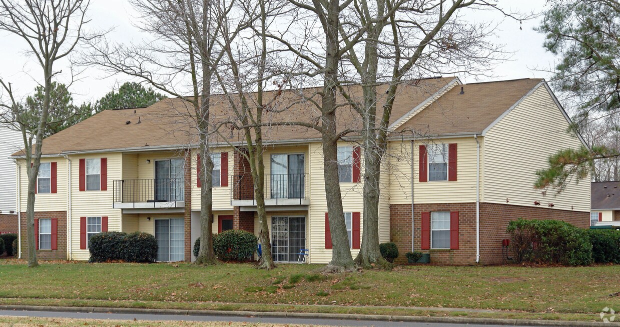 The Amber at Greenbrier Apartments in Chesapeake, VA