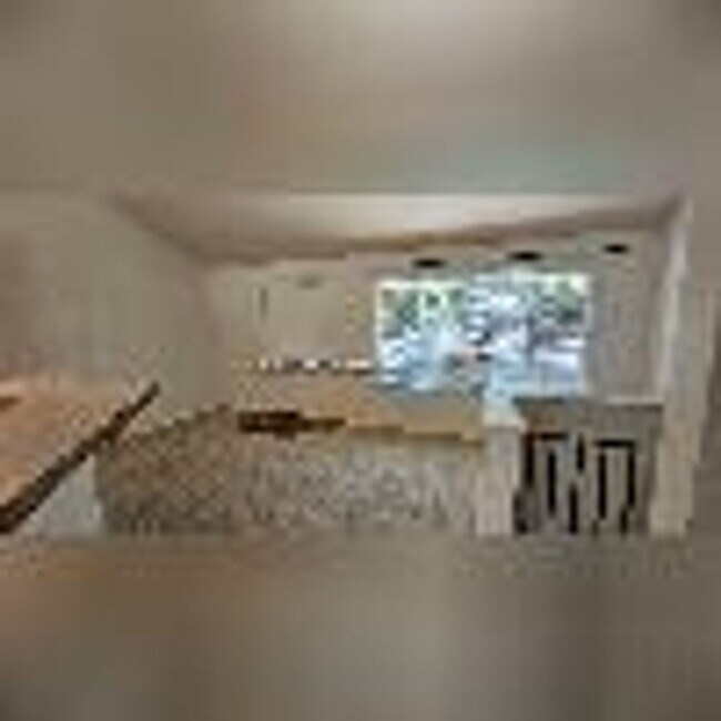Foto del edificio - Spacious Fresh updates- Sorry NO PETS