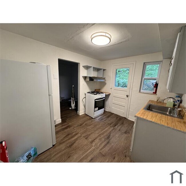 Kitchen - 816 Killarney Dr