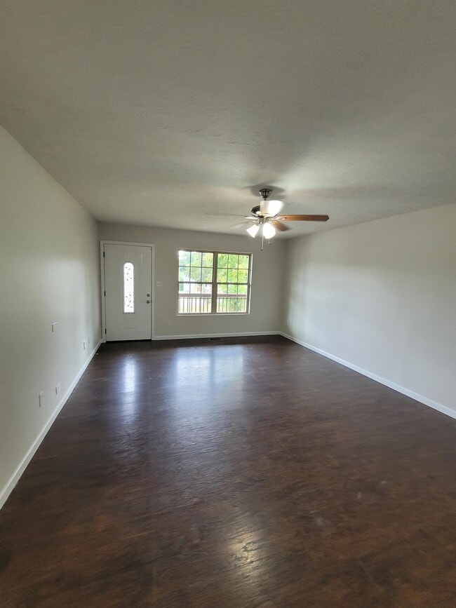 Building Photo - 2013 Paris Rd