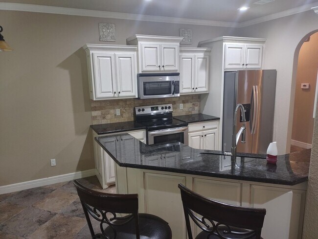 Building Photo - Beautiful home available for rent