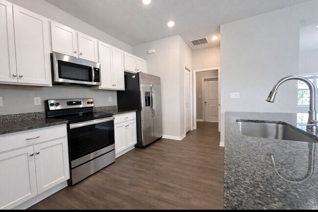 Building Photo - Live in Luxury — Your New 2023 Dream Home Awaits!