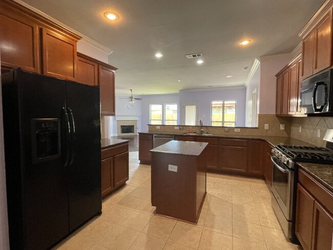 Building Photo - 214 Forest Grove Dr