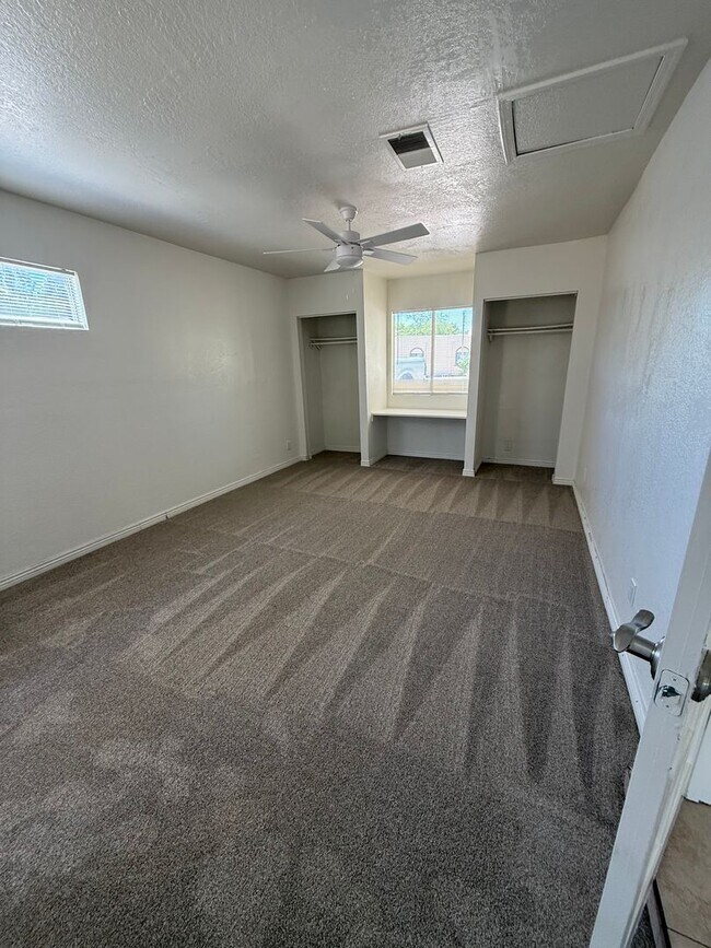 Foto del edificio - 4 bedroom 2 bath-contact Property Pros for more information