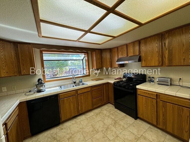 Building Photo - 1355 Cathy Ln