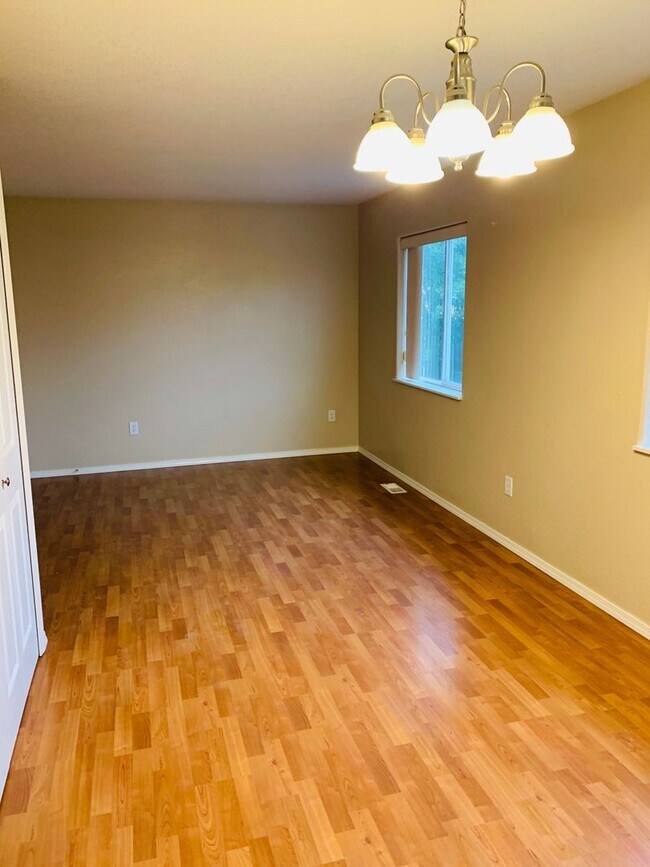 Foto del edificio - Single Level - 3 Bed - 2 Bath - Pet Friendly