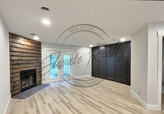 Building Photo - Modern 2-Bedroom Townhome in Clarksville –...