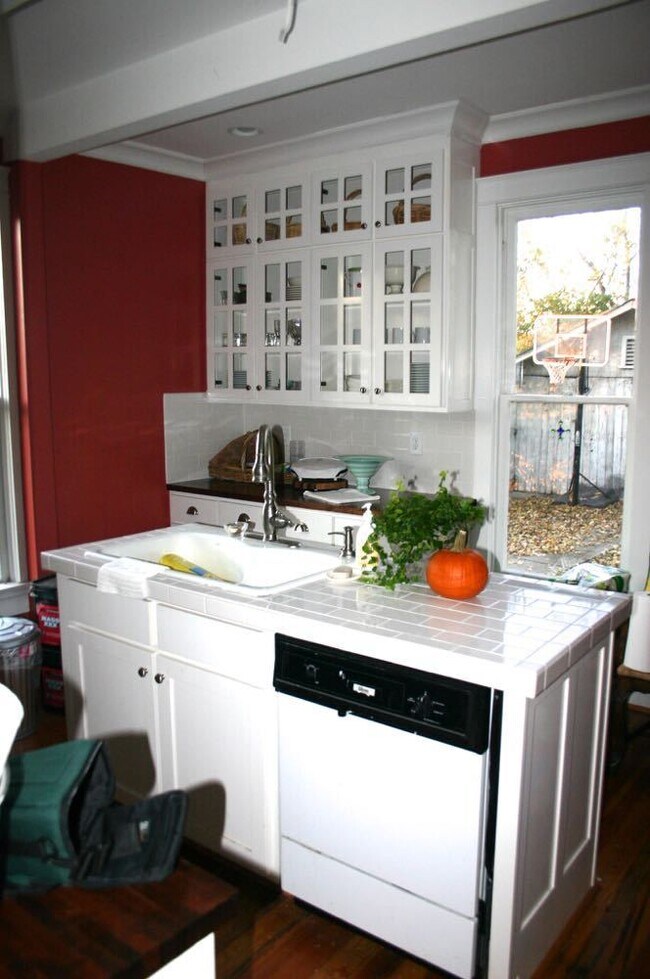 Building Photo - Sylvan Park bungalow, 4508a Park Ave.  2br...