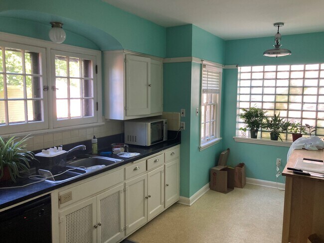 Building Photo - 4035 N Bartlett Ave