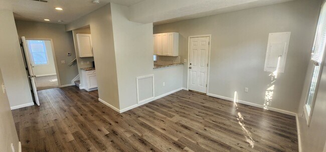Building Photo - Spacious 3-Bed Home in Tremont | Garage, Modern Layout & Walkable Location