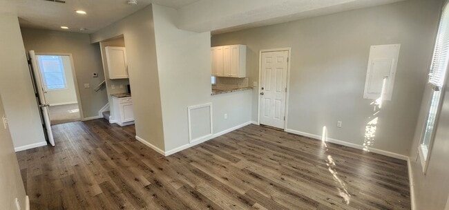 Foto del edificio - Spacious 3-Bed Home in Tremont | Garage, Modern Layout & Walkable Location