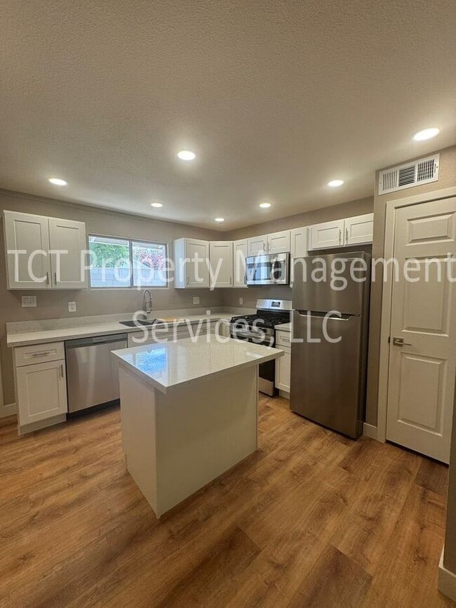Building Photo - Fully Remodeled Duplex Near Downtown Chandler