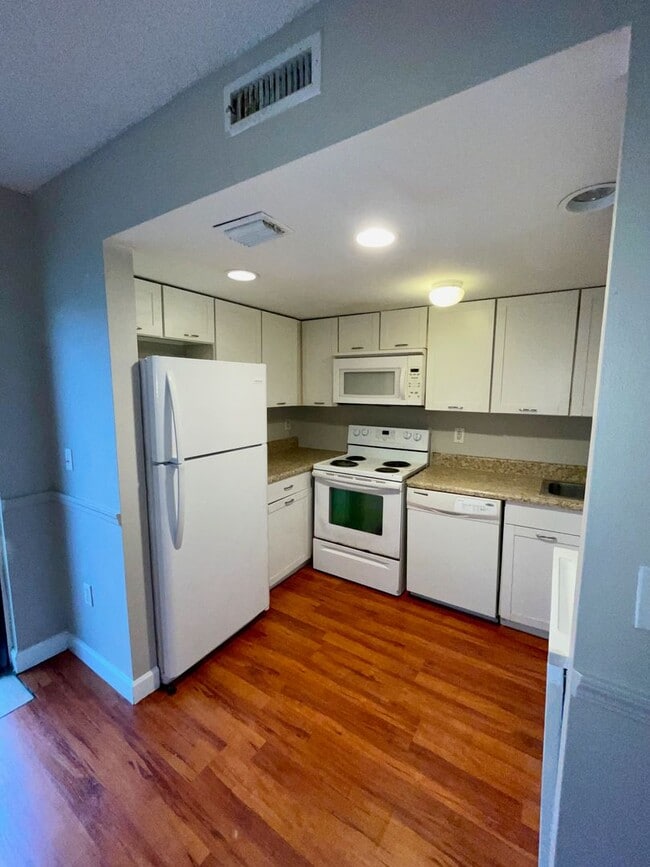 Foto del edificio - Charming 3-Bedroom, 2.5-Bath Townhome in Village Square Condominiums
