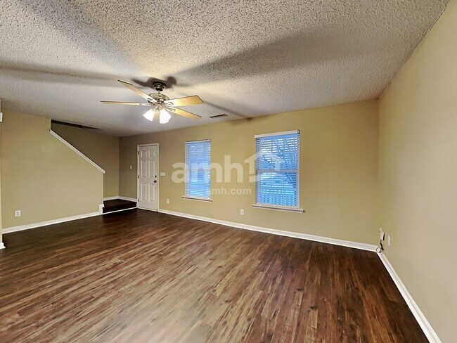 Building Photo - 8 Diamond Court