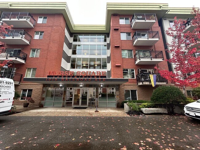 Foto del edificio - 1015 Railroad Ave