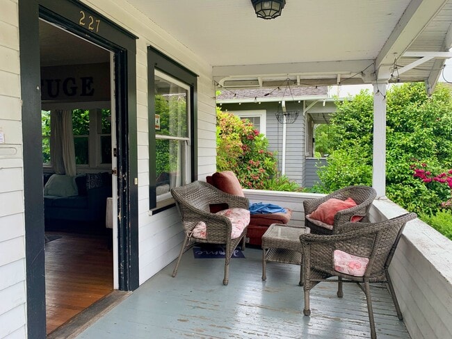 Building Photo - Stunning 6 Bed, 2 Bath House with Front Porch and Backyard a few Steps Away from OSU Campus!