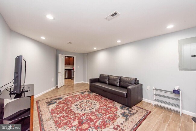 Building Photo - 1721 Linden Ave