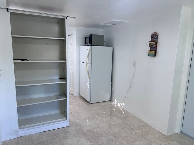 Building Photo - Studio in North Miami Beach Includes Utili...