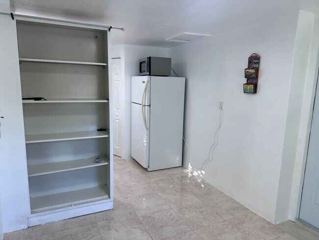 Building Photo - Studio in North Miami Beach Includes Utilities/ Estudio en North Miami Beach Incluye servicios pú...