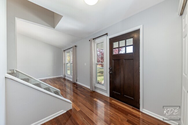 Foto del edificio - 350 Pearson Cir