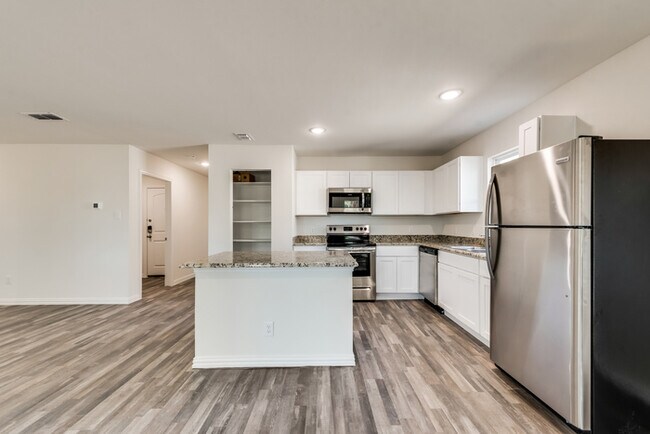 Building Photo - 2216 Echo Lake Dr