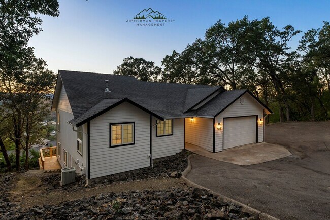Foto del edificio - 4 bedroom 2.5 bathroom home with Panoramic views!