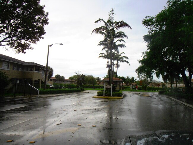 Foto del edificio - 877 Twin Lakes Dr