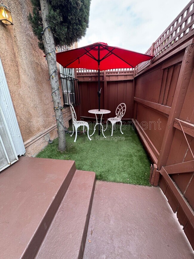 Foto del edificio - 1781 N Orchid Ave