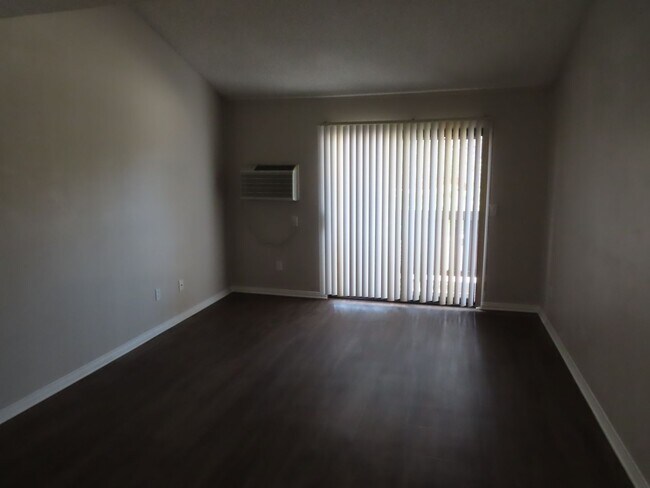 Foto del edificio - Renovated One Bedroom Condo in Mira Mesa with Two Parking Spaces