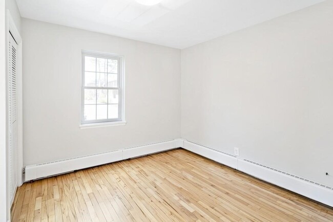 Foto del edificio - 23 Hammond Pond Pkwy