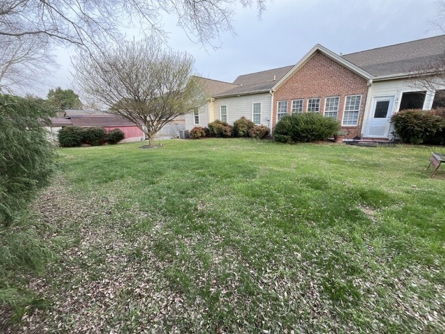 Building Photo - "Charming Kernersville Retreat: Spacious 4-Bed Gem with Granite Touches & Cozy Fireplace"