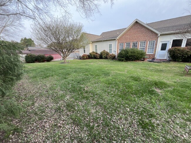 Foto del edificio - "Charming Kernersville Retreat: Spacious 4-Bed Gem with Granite Touches & Cozy Fireplace"