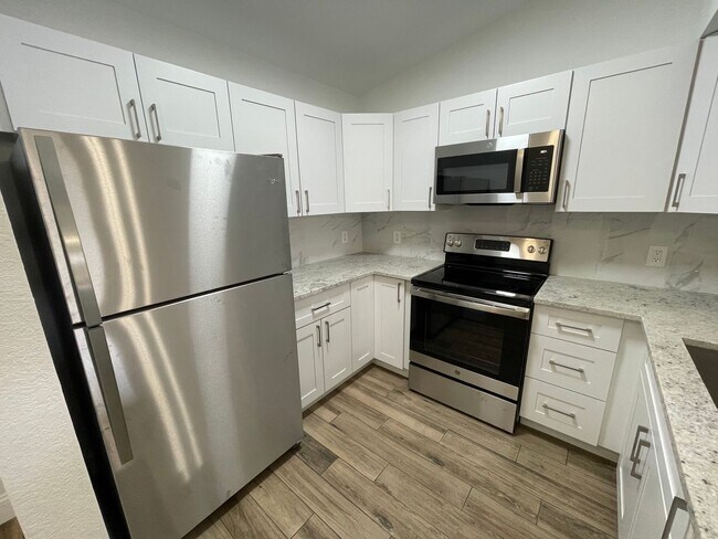 Foto del edificio - ANNUAL RENTAL - KEY ROYAL-2 BED 1 BATH THI...